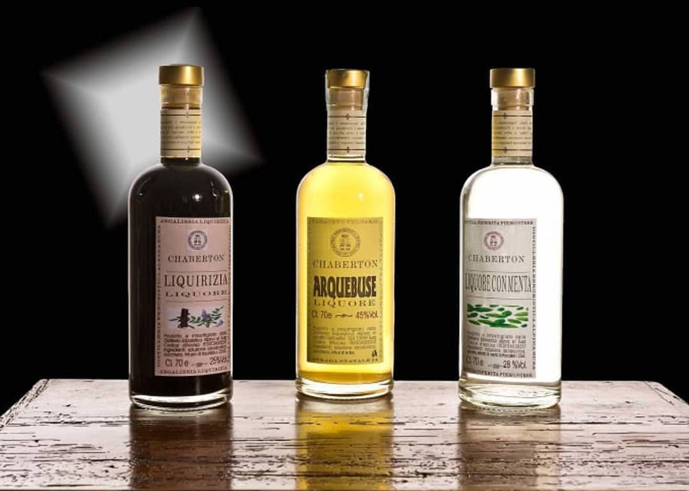 Liquori di Arquebuse (al centro), Liquirizia e Menta della Distilleria Erboristica Alpina di Susa